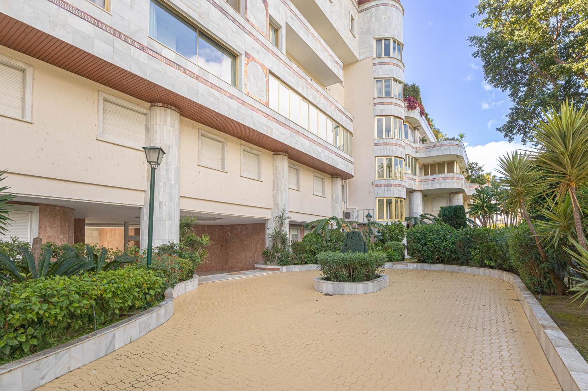 Apartamento Gray Dalbion Puerto Banus - Happy Marbella