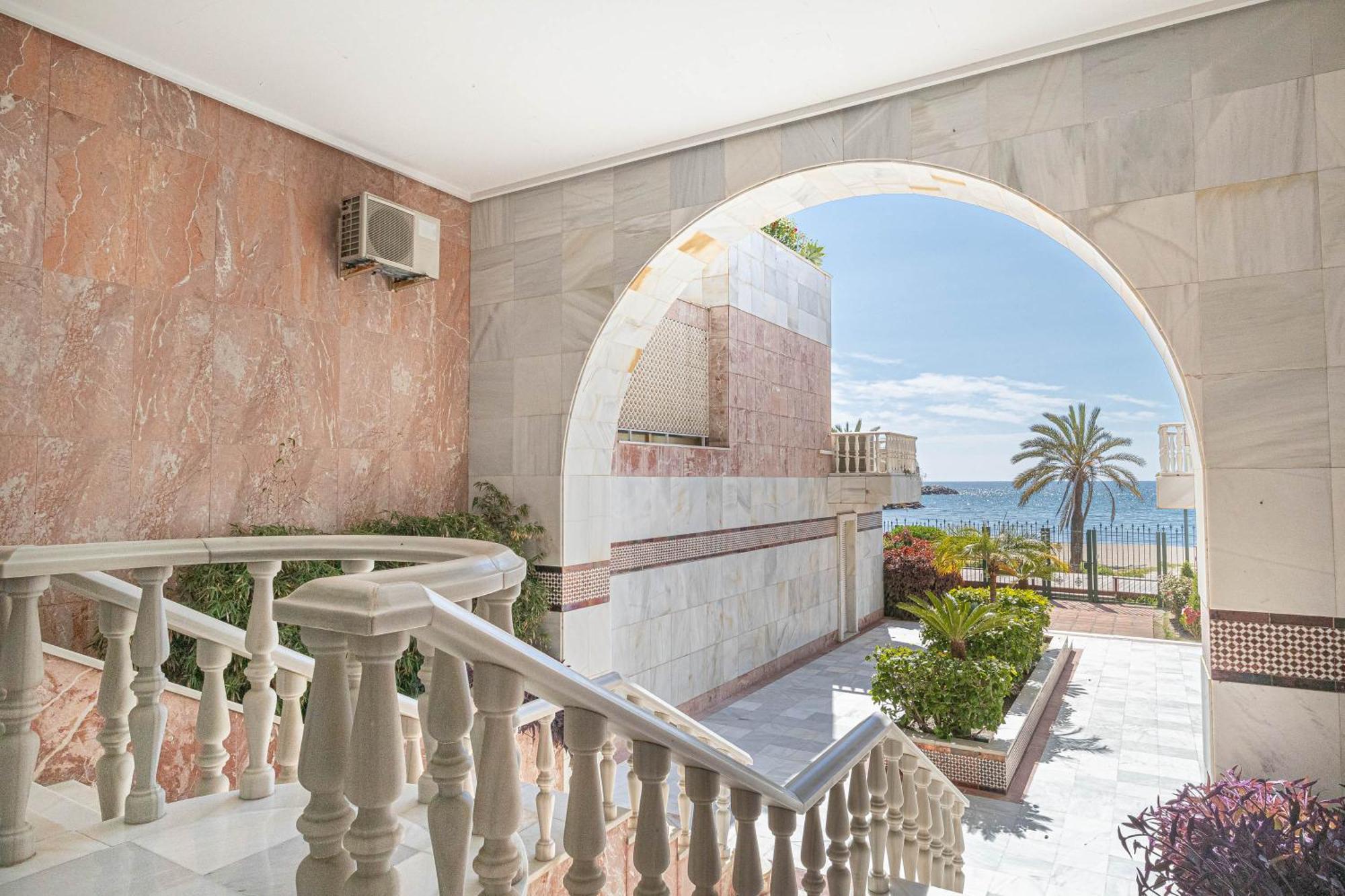 Gray Dalbion Puerto Banus - Happy * Marbella