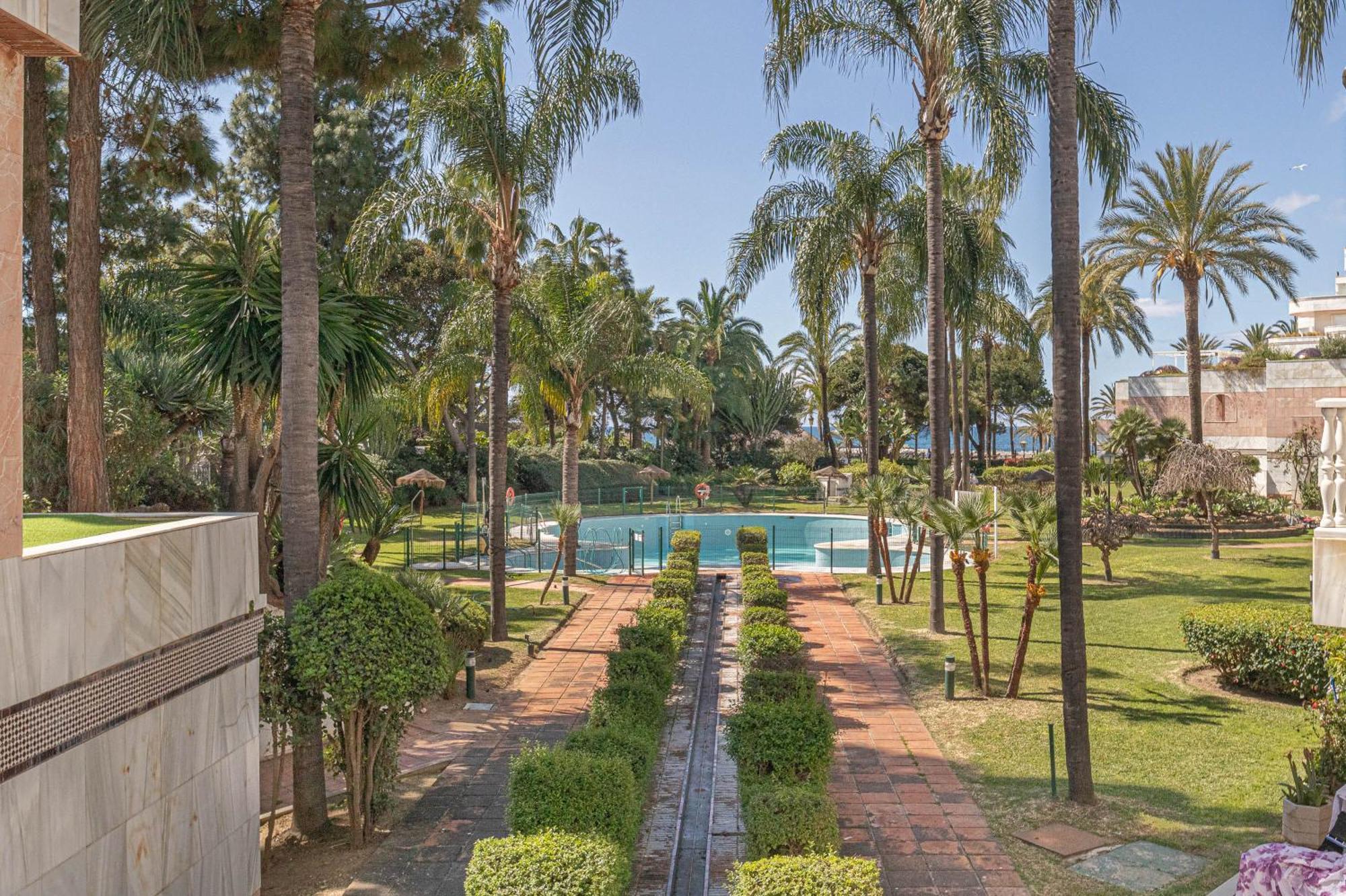 Apartamento Gray Dalbion Puerto Banus - Happy Marbella