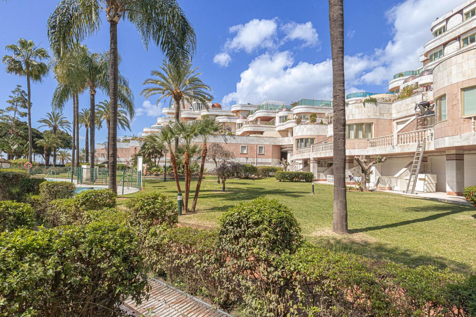 Apartamento Gray Dalbion Puerto Banus - Happy *