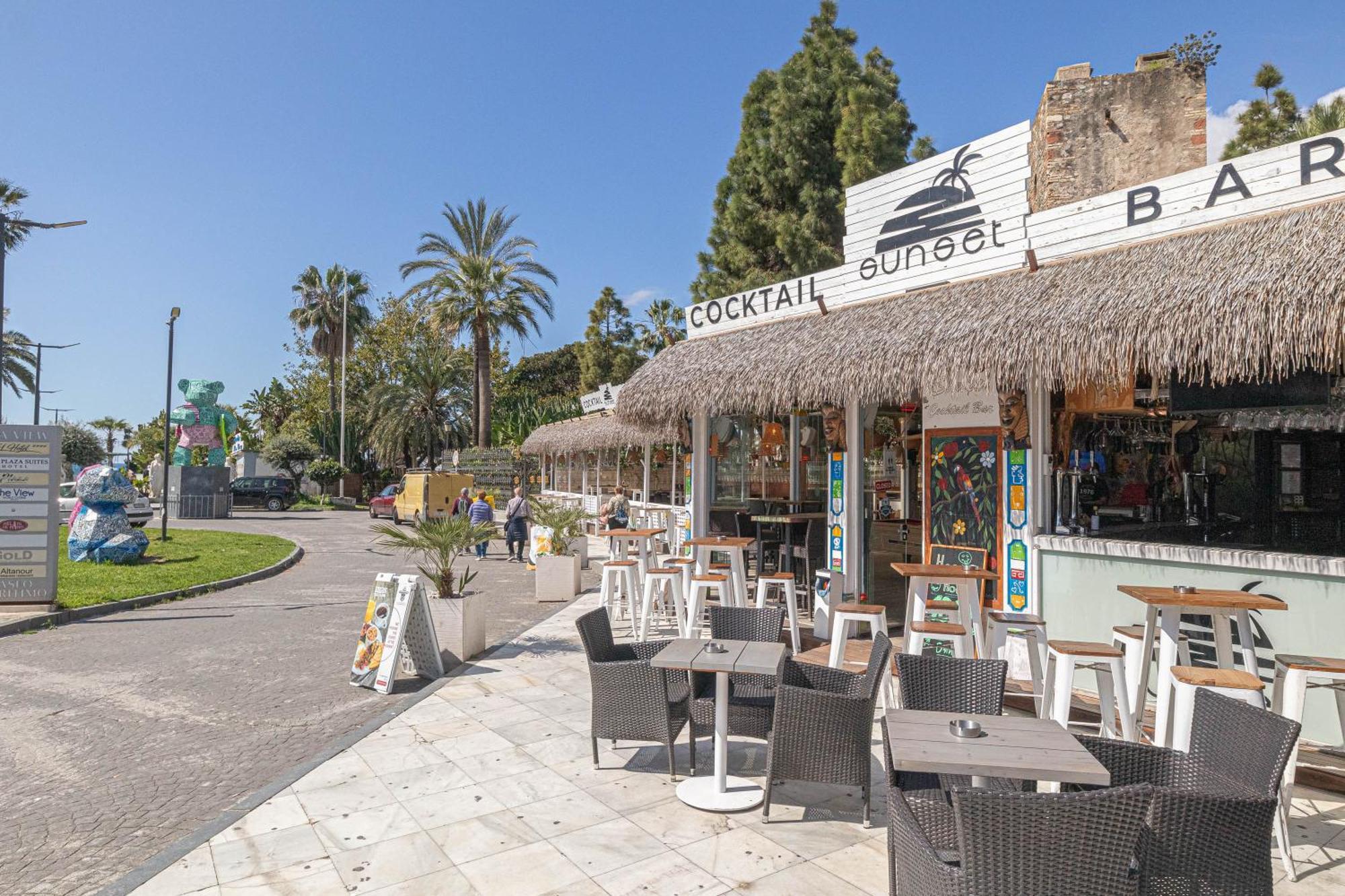 Gray Dalbion Puerto Banus - Happy